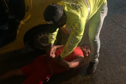 Momento de la captura del sujeto que tenía cuentas con la justicia.