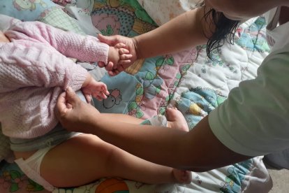 Pese a que Valentina no puede sonreír, ver o sentarse, Nancy la mima y la atiende para que ella sienta todo su amor.