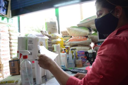 Mayra Reascos revisó los papeles que tenía guardados para botar los que no le sirven. Aseguró no volver a coger uno más.