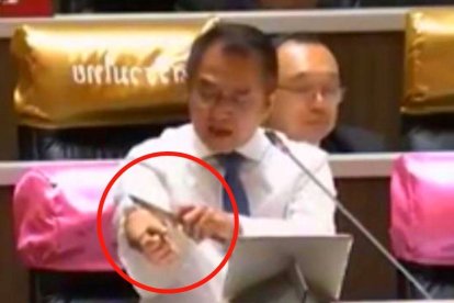 La escena del parlamentario tailandés cortándose las venas con un cuchillo.