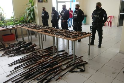 La policía mostró el arsenal retirado de las calles en los últimos 6 años en 22 cantones de Guayas.