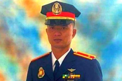 El policía Christian Bolok murió por cargar un gallo de pelea.