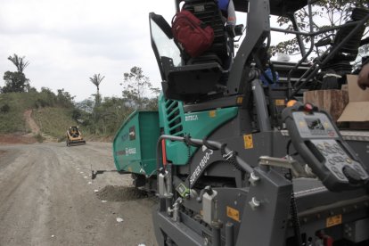 La moderna pavimentadora permite avanzar más rápido en la construcción de la vía rural.