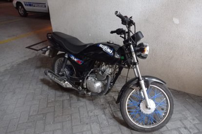 Motocicleta en la que circulaban dos antisociales que asaltaron a trabajadores de una empresa telefónica.