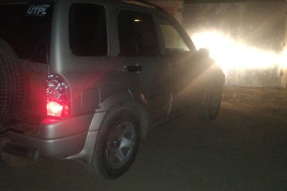 El carro de Geovanny Zambrano Alcívar quedó con las luces encendidas.