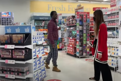 La mujer agredió a la empleada de una farmacia.