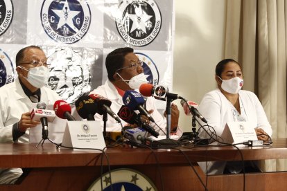 Los gremios de médicos exigen una rectificación del ministro Juan Carlos Zevallos