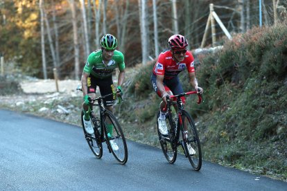 Richard Carapaz (d) y Primoz Roglic protagonizaron un emocionante duelo en la parte final del exigente alto de Moncalvillo.