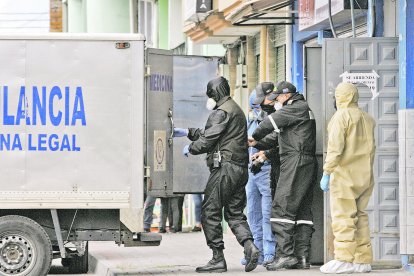 Los agentes llevaron los cuerpos a la morgue desde el lugar de los hechos.