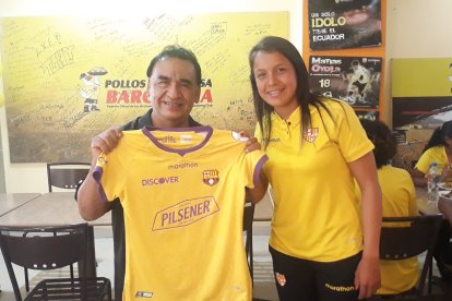 La goleadora Jhojandry 'zurda' Monsalve entrega la camiseta autografiada a Ángel Encalada.