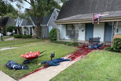 Cadáveres desmembrados y representación de masacres, son algunos de los elementos de la decoración que ha causado revuelo.