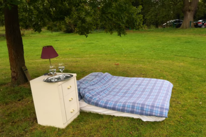 Toda la instalación descansa debajo de un árbol para 'proteger' a las personas del impredecible clima inglés.