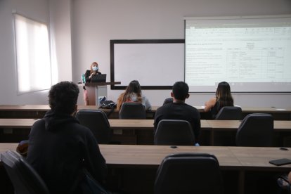 Guisella Mera imparte la clase de Contabilidad. Siete alumnos asistieron de manera física, y 38 de forma virtual.