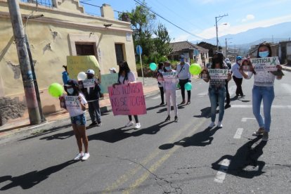 Familiares, amigos y vecinos de la niña fallecida salieron a protestar ayer para exigir justicia.