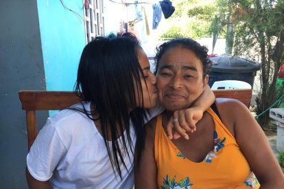 Con lo que gana como futbolista, Kerly ayuda a su madre Basilia Lázaro.