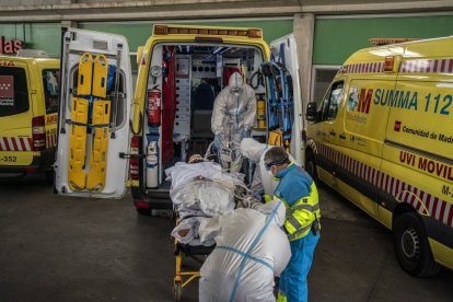 La constante llegada de pacientes ha saturado el hospital Infanta Leonor de Vallecas, en Madrid.