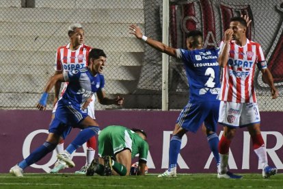 El delantero uruguayo Facundo Barceló (i) marcó el tanto del triunfo de Emelec.