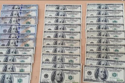 El sospechoso fue encontrado con los billetes en la mochila, tras una persecución registrada cerca del sitio del suceso.