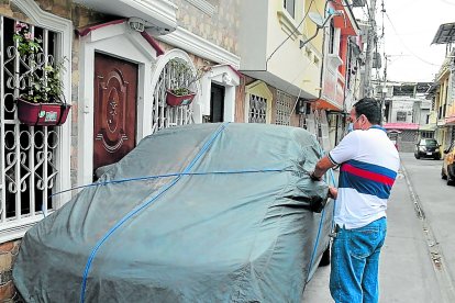 Moradores de la Abel Gilbert 3 protegen a sus vehículos con sistemas de seguridad curiosos