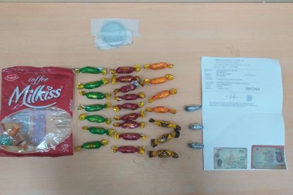 Dosis de cocaína y heroína en envolturas de caramelos, fueron incautadas por la Policía.