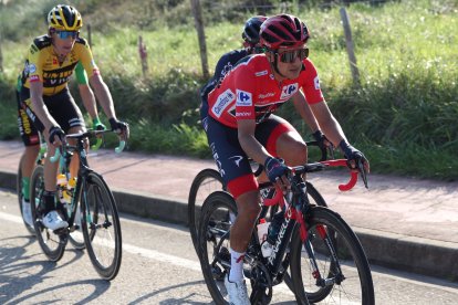 El ecuatoriano Richard Carapaz fue bajado ayer del primer lugar de la Vuelta a España.