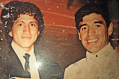 1993, en Rosario, Argentina, Kléber Fajardo y Diego Armando Maradona.