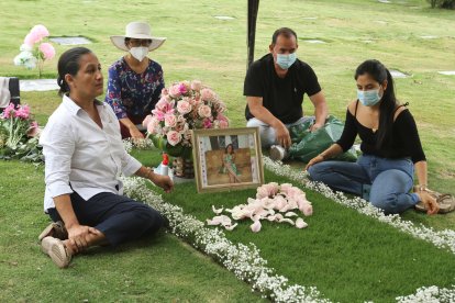 La familia de Katherine Soledispa visitó su tumba, ubicada en Jardines de Esperanza.