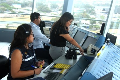 El personal de control de tráfico aéreo de los distintos aeropuertos del país estará pilas en este feriado.