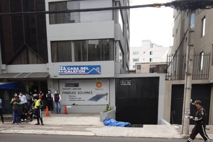 El cuerpo del motociclista yacía sobre la vereda. Su moto quedó a un par de metros de él.