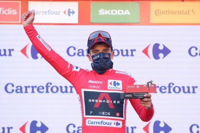 Richard Carapaz perdió la camiseta roja en la vuelta 10 del viernes último y está tecero en la general