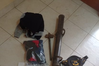 Vehículos y otros objetos se le decomisaron a los sospechosos de robo.