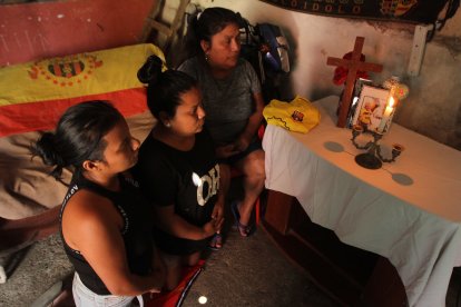 María Alvarado junto a sus hijas Paola y Katherine, el 29 de cada mes prenden una vela y piden por el alma de Adalberto. GUAYAQUIL-ECUADOR