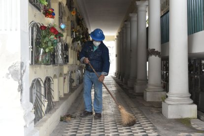 Los trabajadores del cementerio de San Diego tienen más de 400 tumbas y nichos que deben limpiar.
