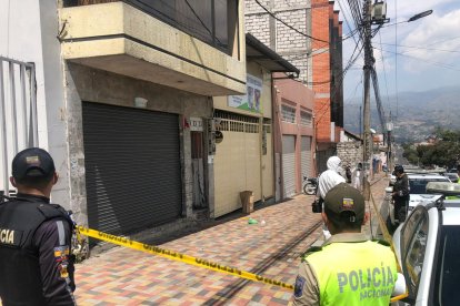 Personal de la Policía del distrito Sur y Dinased tomaron procedimiento sobre el presunto femicidio.