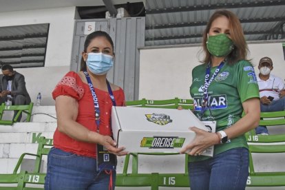 Mayra Arguello, presidenta del Olmedo recibió un obsequio de parte de Martha Romero, presidenta de Orense.