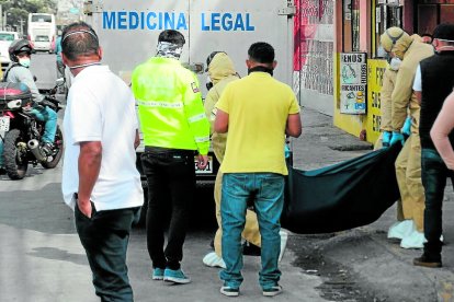 Momento cuando sacan el cadáver en estado de descomposición y lo embarcan en la ambulancia de Medicina Legal.