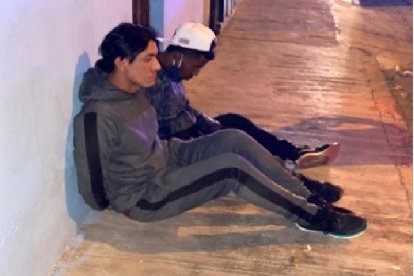 Los detenidos habían arrojado el cuchillo  cerca de una alcantarilla.