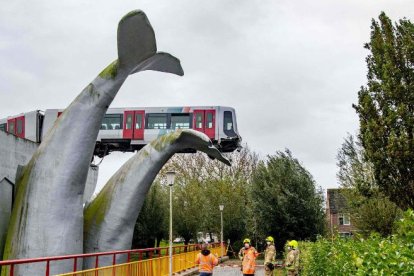 El tren se detuvo sobre una obra de arte en la estación De Akkers en Spijkenisse, al sur de Rotterdam.