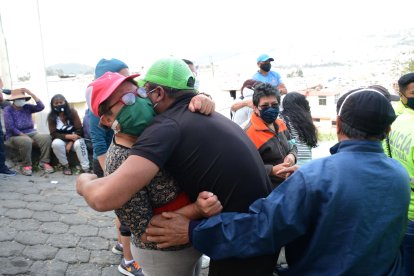 El hermano de Cristina abrazó fuertemente a su madre para que se calmara un poco.