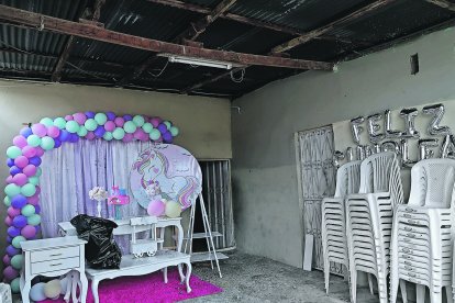 Hasta la tarde del lunes en la casa donde se efectuó la fiesta aún permanecían los globos y demás arreglos intactos.
