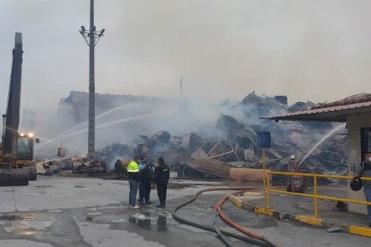 Incendio en Durán está controlado, según el gobernador del Guayas.
