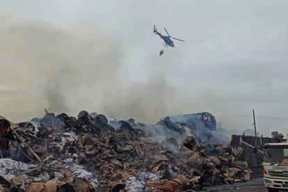 Incendio en Durán continúa. Los bomberos siguen en sus labores de apagar las llamas.
