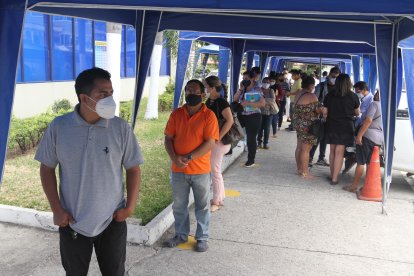 Larga fila en las afueras de CNEL por reclamos de alza en el valor de las planillas.