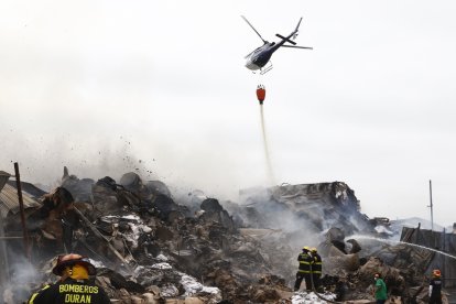 Un helicóptero de aeropolicial ayudó a controlar las llamas lanzando aguas desde el cielo.