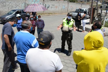 La mañana de ayer, los policías de la zona tuvieron un acercamiento con los moradores de Tambillo para hablar de la seguridad.