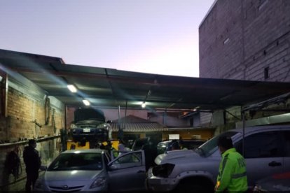 En el interior de este taller mecánico encontraron a la chica con heridas de arma blanca.