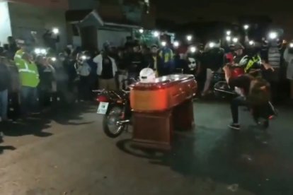 Vecinos y amigos del difunto lo despidieron en plena vía pública. Un motorizado dio vueltas alrededor del ataúd.