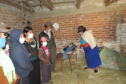 Familiares de Juan Guamán, de 21 años, conservan las pocas prendas y una foto que dejó.