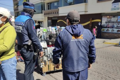 En Tumbaco, 35 comerciantes fueron retirados por no contar con permisos de realizar la actividad económica.