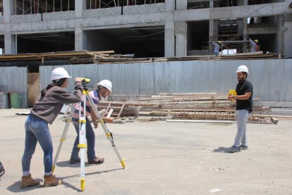 La evaluación va más allá de la docencia. En la gráfica, alumnos de la UPS realizan sus prácticas.